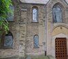 Ein Ausschnitt der Fassade der Feldkirche mit Meistermann-Fenstern.  